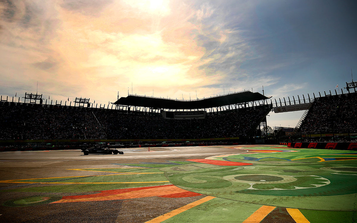 夕刻近くのエルマノス・ロドリゲス・サーキットのスタジアムセクション、2021年11月6日F1メキシコGP予選にて