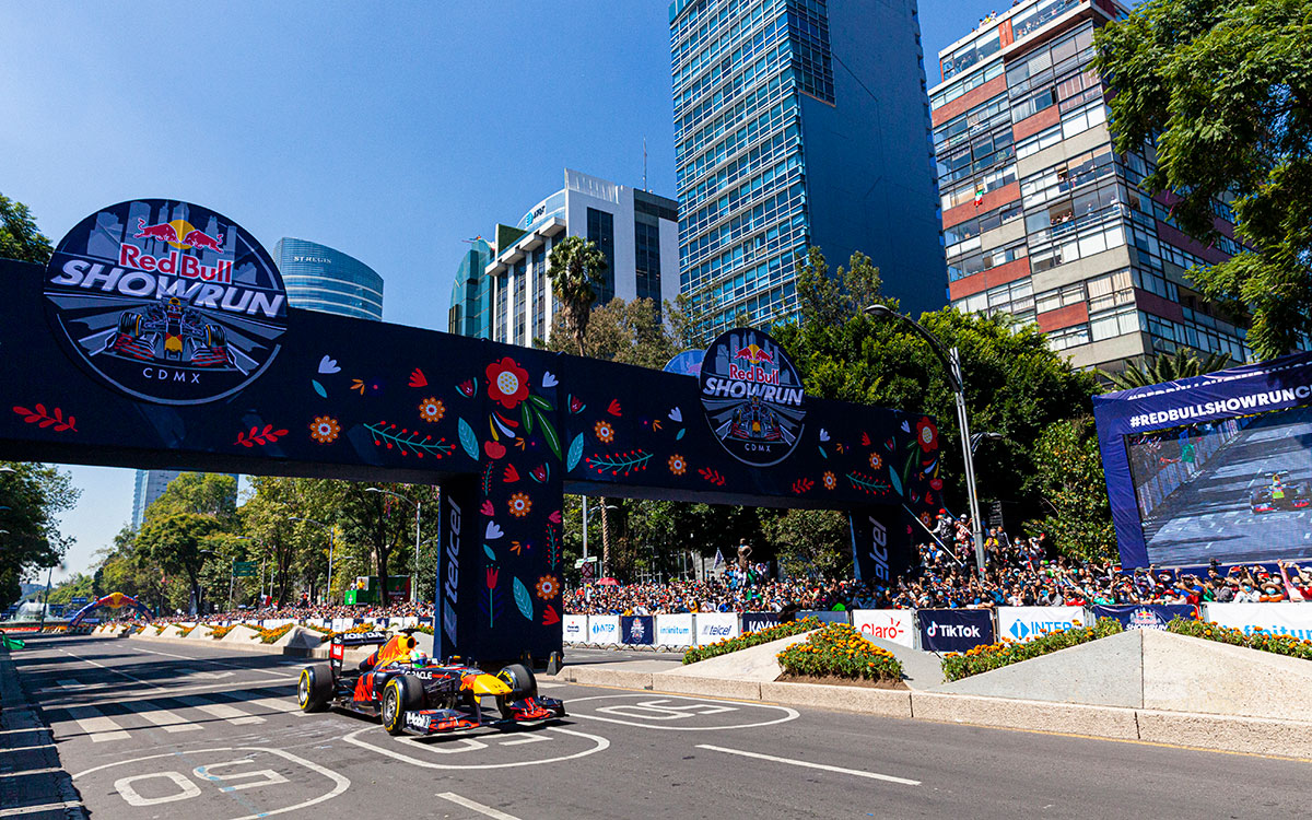 レッドブルRB7をドライブするセルジオ・ペレス、メキシコシティで2021年11月3日行われたレッドブル・ホンダのショーランイベントにて