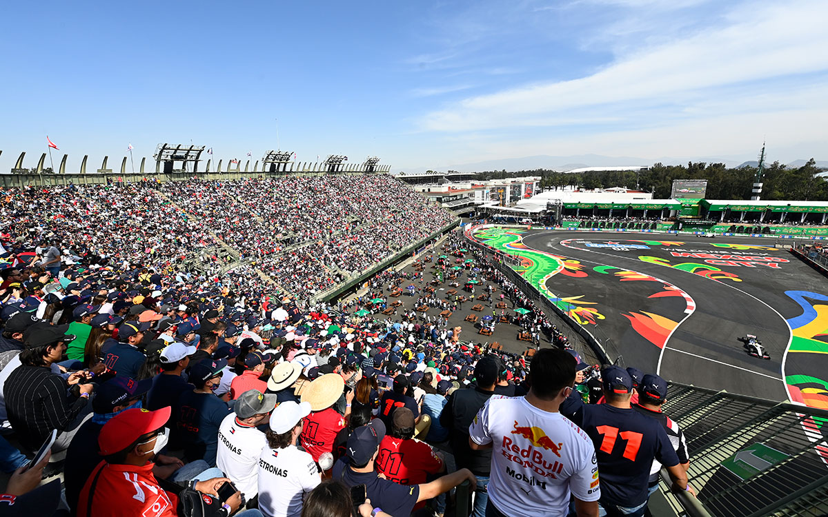 エルマノス・ロドリゲス・サーキットのスタジアムセクションで観戦するファン、2021年11月6日F1メキシコGPにて