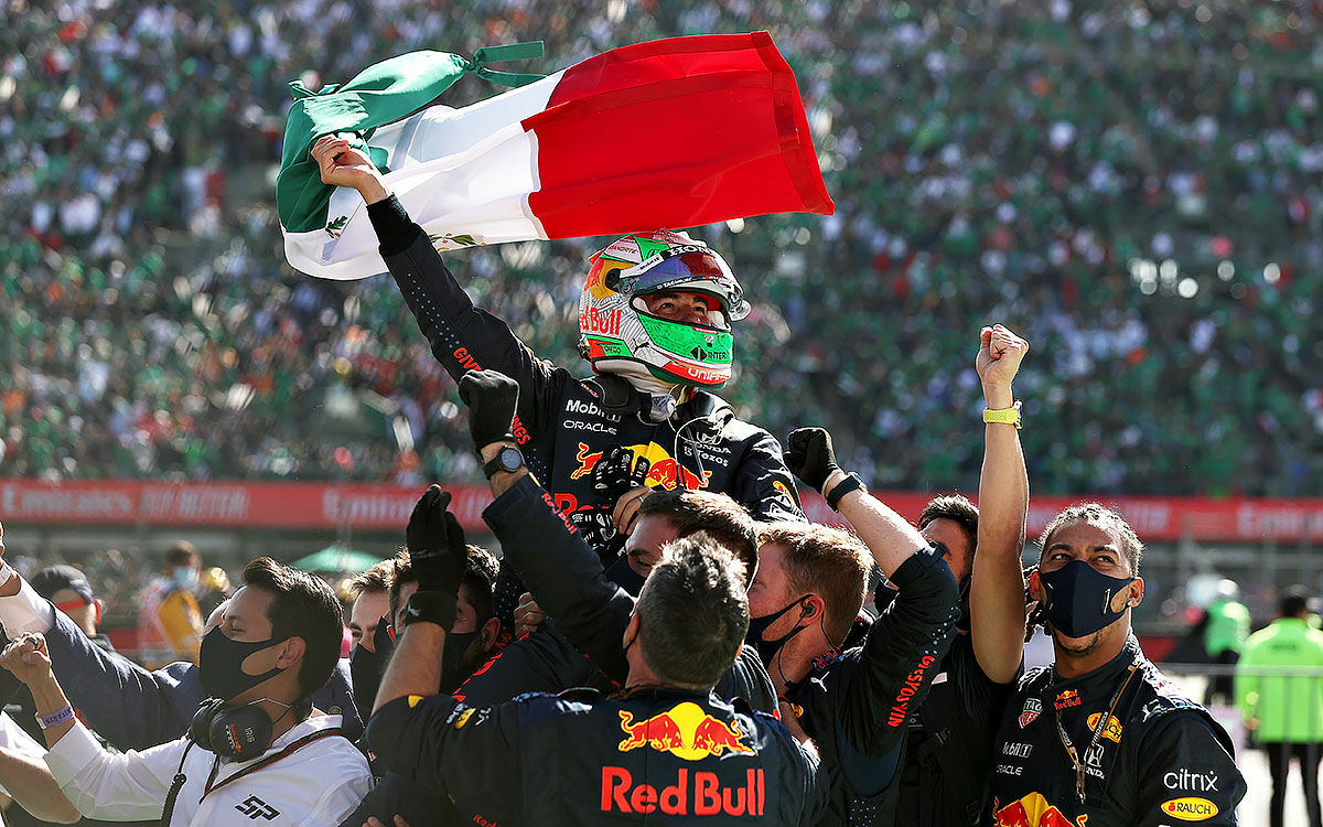 メキシコ国旗を手に観客の声援に応えるレッドブル・ホンダのセルジオ・ペレス、2021年11月7日F1メキシコGP決勝レースにて