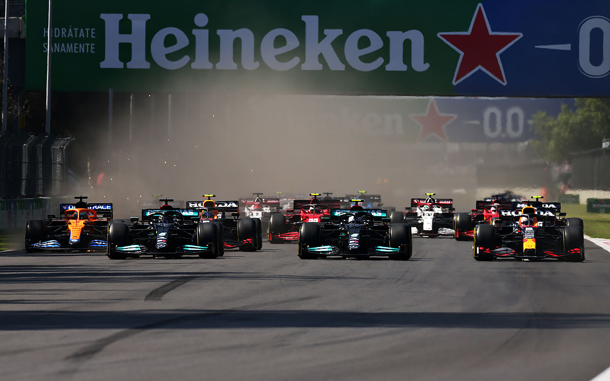 2021年11月7日F1メキシコGP決勝レース1周目のホームストレートの様子