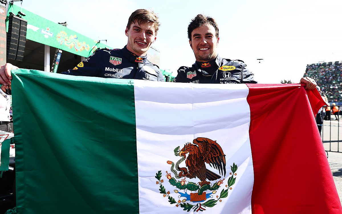 メキシコ国旗を掲げて1-3を喜ぶレッドブル・ホンダのマックス・フェルスタッペンとセルジオ・ペレス、2021年11月7日F1メキシコGP決勝レースにて