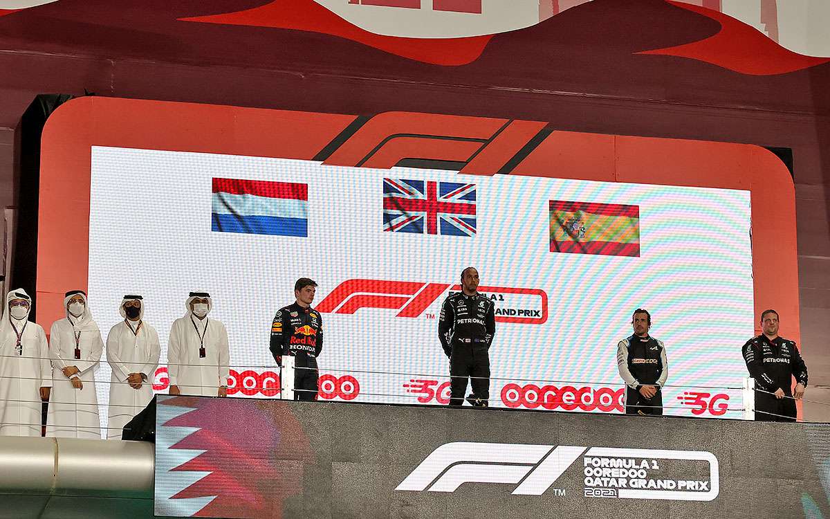 F1カタールGPの表彰台に上がったルイス・ハミルトン（メルセデス）、マックス・フェルスタッペン（レッドブル・ホンダ）、フェルナンド・アロンソ（アルピーヌ）、2021年11月21日ロサイル・インターナショナル・サーキットにて