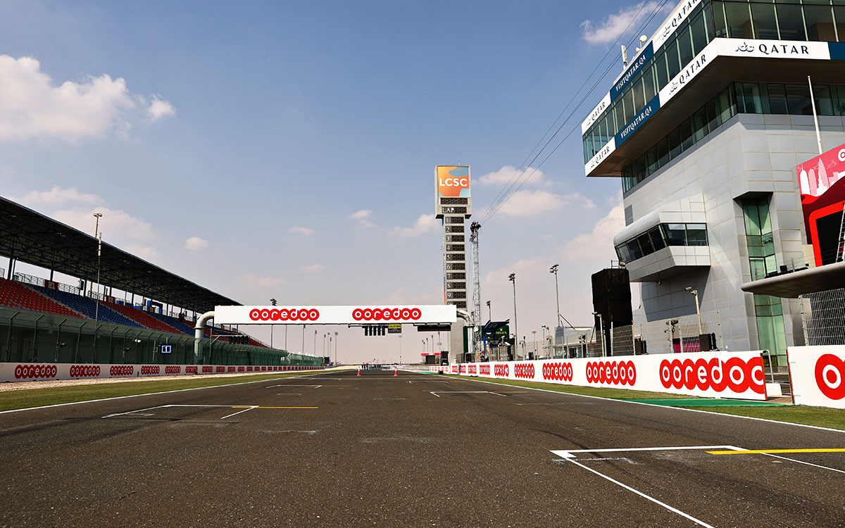 F1カタールGPが開催されるロサイル・インターナショナル・サーキットのホームストレート、2021年11月17日