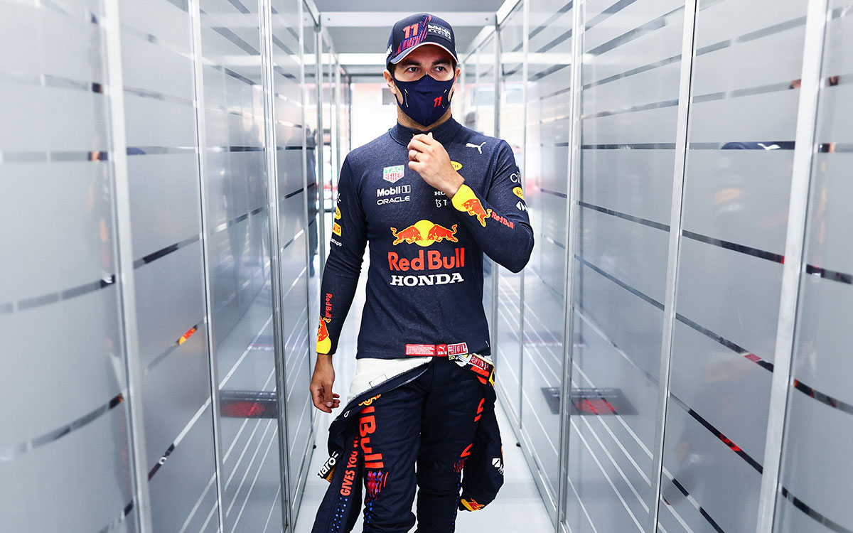 インテルラゴス・サーキットのレッドブル・ホンダのガレージ内を歩くセルジオ・ペレス、2021年11月12日F1サンパウロGPにて