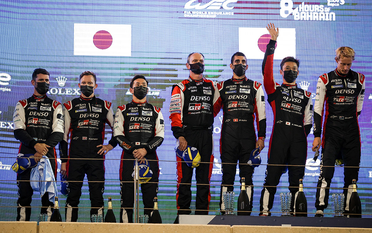 1-2フィニッシュを決めて表彰台に上がったTOYOTA GAZOO Racingのドライバー達、11月6日(土)にバーレーン・インターナショナル・サーキットで行われた2021年FIA世界耐久選手権（WEC）最終戦バーレーン8時間決勝レースにて