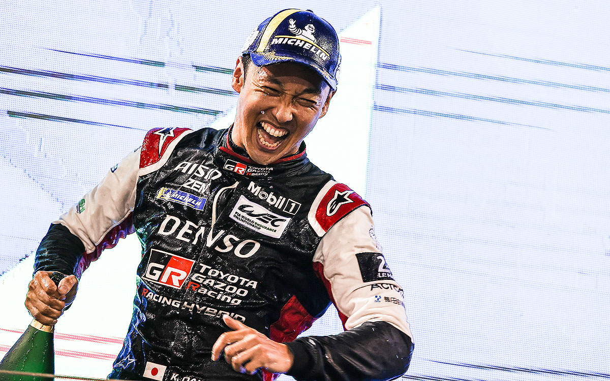 シャンパンファイトに満面の笑みを浮かべるTOYOTA GAZOO Racingの中嶋一貴、11月6日(土)にバーレーン・インターナショナル・サーキットで行われた2021年FIA世界耐久選手権（WEC）最終戦バーレーン8時間決勝レースにて