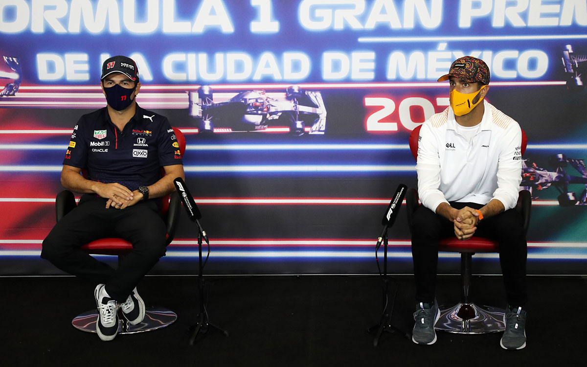 レッドブル・ホンダのセルジオ・ペレスとマクラーレンのダニエル・リカルド、2021年11月4日にエルマノス・ロドリゲス・サーキットで行われたF1メキシコGPの木曜会見にて