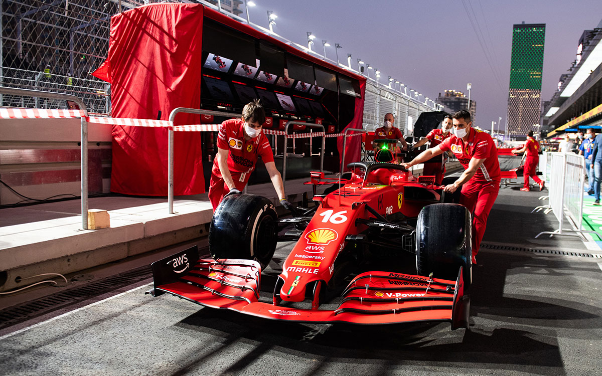 シャルル・ルクレール駆るSF21を押すフェラーリのメカニック、F1サウジアラビアGPの舞台ジェッダ市街地コースのピットレーンにて、2021年12月2日