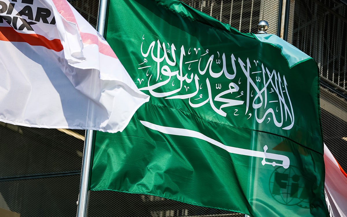 揺らめくF1サウジアラビアGPとF1の旗、2021年12月2日舞台ジェッダ市街地コースにて (2)