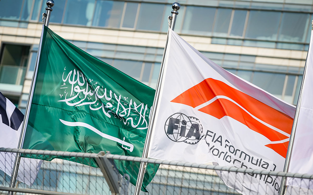 揺らめくF1サウジアラビアGPとF1の旗、2021年12月2日舞台ジェッダ市街地コースにて (4)
