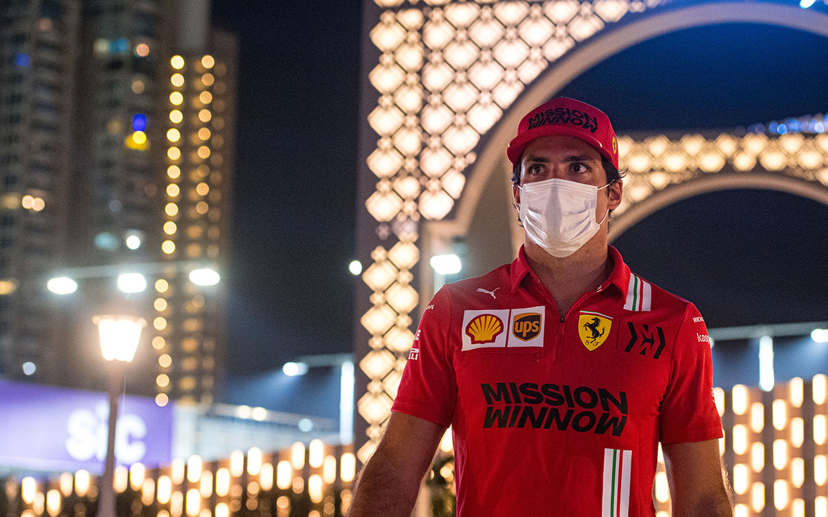 F1サウジアラビアGPの舞台ジェッダ市街地コースのパドックを歩くフェラーリのカルロス・サインツ、2021年12月2日