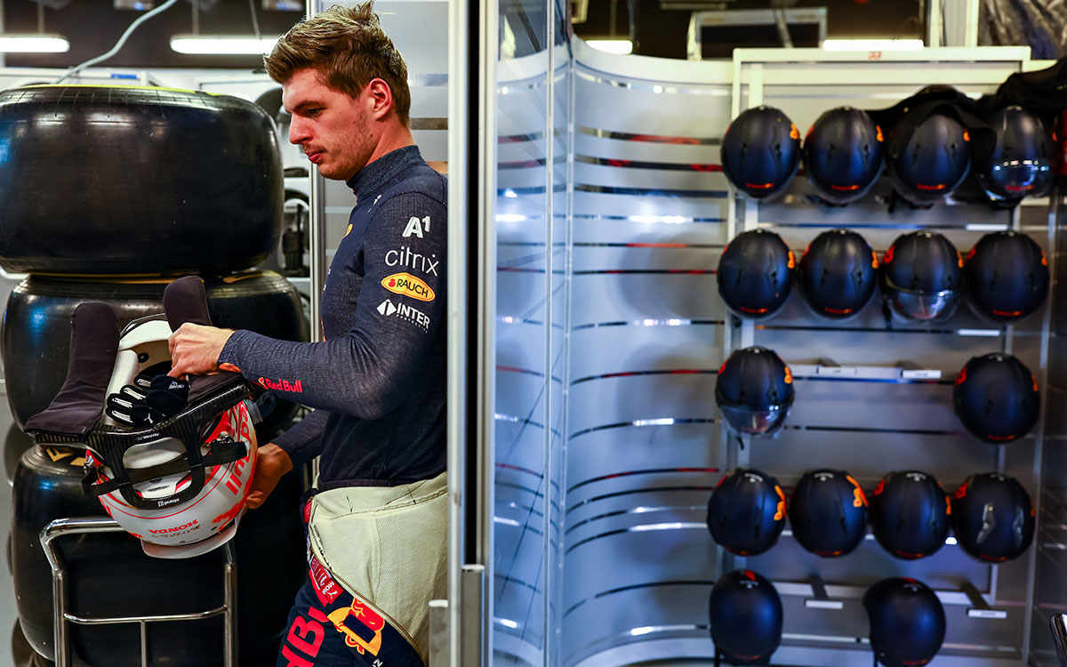 ガレージ内でセッションに向けた準備を進めるレッドブル・ホンダのマックス・フェルスタッペン、2021年12月10日F1アブダビGPにて