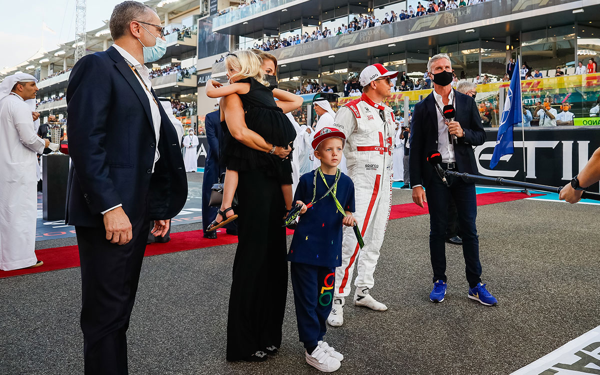 2021年12月12日のF1アブダビGP決勝レース前に行われた引退セレモニーに参加するアルファロメオのキミ・ライコネンとその家族