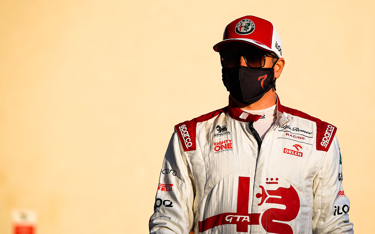 F1アブダビGPの舞台、ヤス・マリーナ・サーキットのパドックを歩くアルファロメオのキミ・ライコネン、2021年12月10日