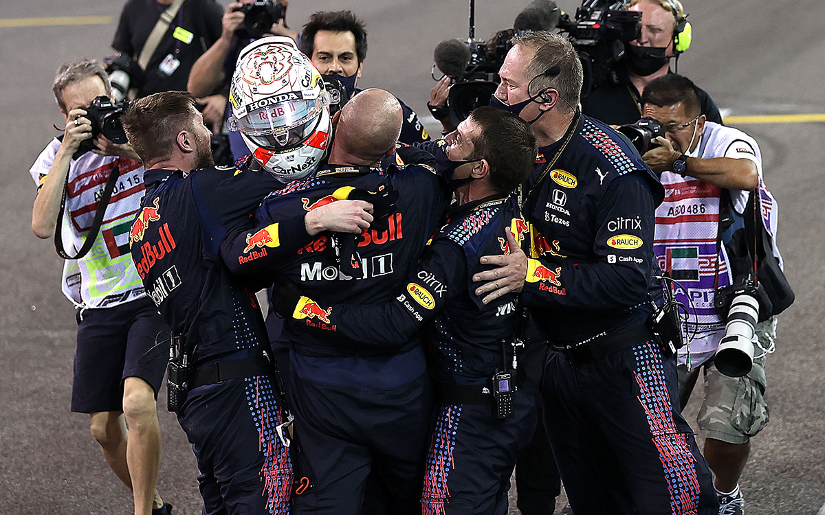 チームメンバーと抱き合ってチャンピオン獲得を喜ぶレッドブル・ホンダのマックス・フェルスタッペン、2021年12月12日F1アブダビGP決勝レースにて
