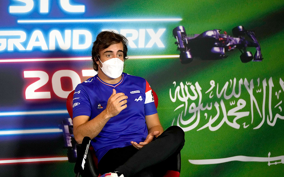 2021年12月2日のF1サウジアラビアGP木曜FIAプレスカンファレンスに出席したアルピーヌのフェルナンド・アロンソ