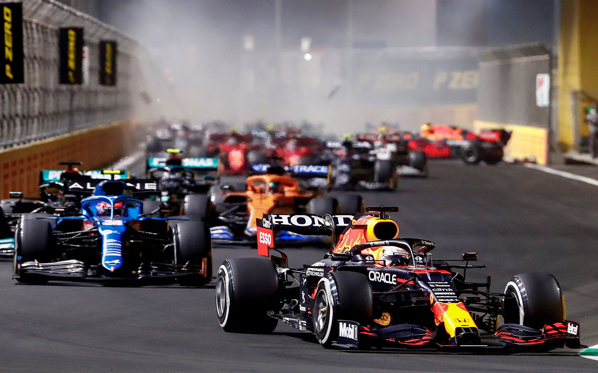 セルジオ・ペレスとシャルル・ルクレール、ジョージ・ラッセルとニキータ・マゼピンの多重クラッシュの様子、2021年12月5日F1サウジアラビアGP決勝レースにて
