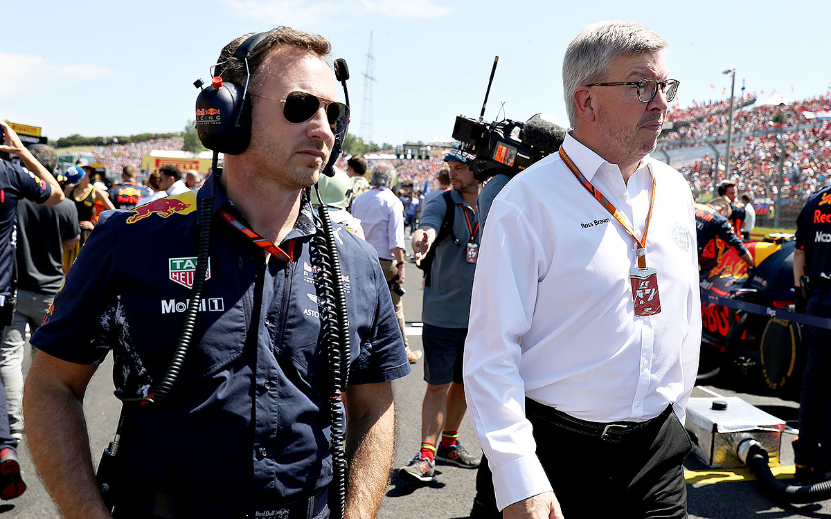 レッドブル・レーシングのクリスチャン・ホーナー代表とF1のスポーティング・ディレクターを務めるロス・ブラウン、2017年7月30日F1ハンガリーGPにて