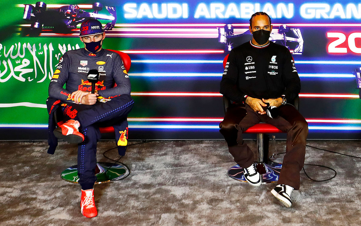 2021年12月5日のF1サウジアラビアGP決勝後の会見で隣り合って座るレッドブル・ホンダのマックス・フェルスタッペンとメルセデスのルイス・ハミルトン、ジェッダ市街地コースにて