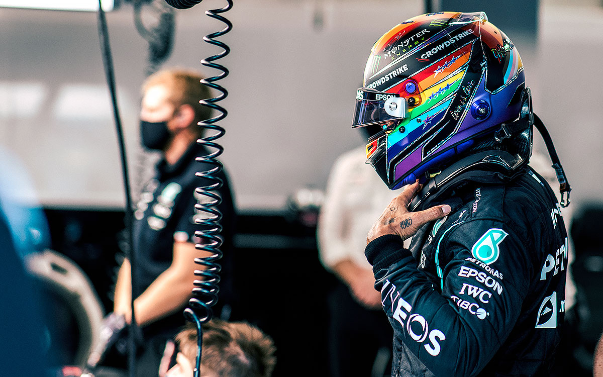 レインボーカラーのスペシャルヘルメットを被ったメルセデスのルイス・ハミルトン、2021年12月4日F1サウジアラビアGPにて