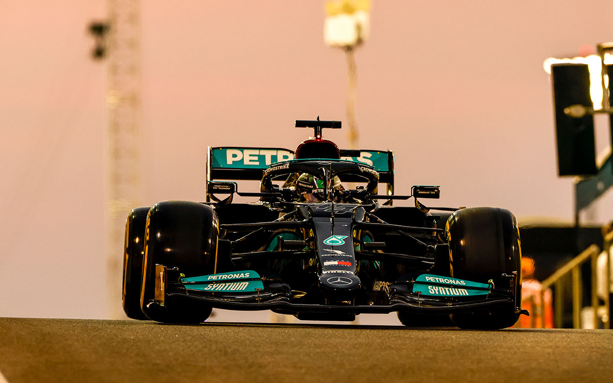 夕暮れ時のヤス・マリーナ・サーキットを走行するメルセデスのルイス・ハミルトン、2021年12月11日F1アブダビGP予選にて