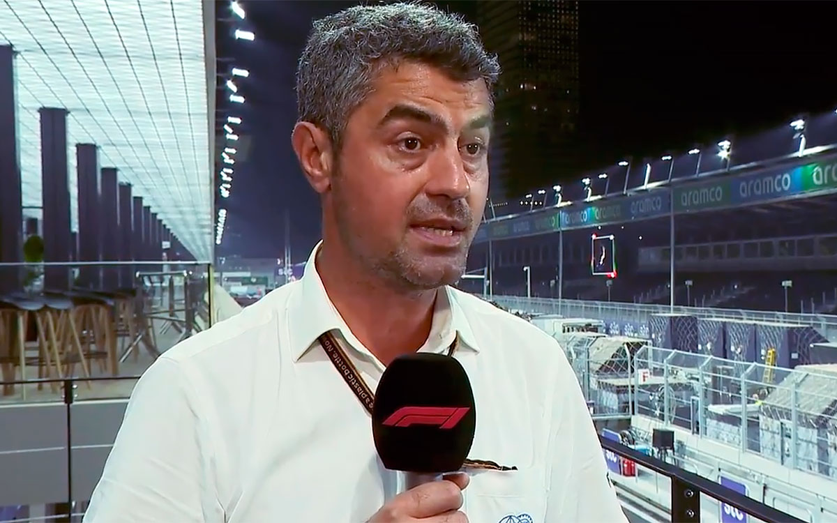 2021年12月5日のF1サウジアラビアGP決勝レースを終えて一連のインシデントについて説明するFIAレースディレクターを務めるマイケル・マシ