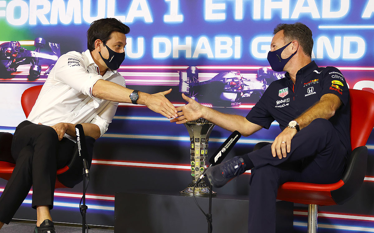 握手を交わすレッドブル・ホンダのクリスチャン・ホーナー代表とメルセデスのトト・ウォルフ代表、2021年12月11日F1アブダビGPの金曜FIA会見にて