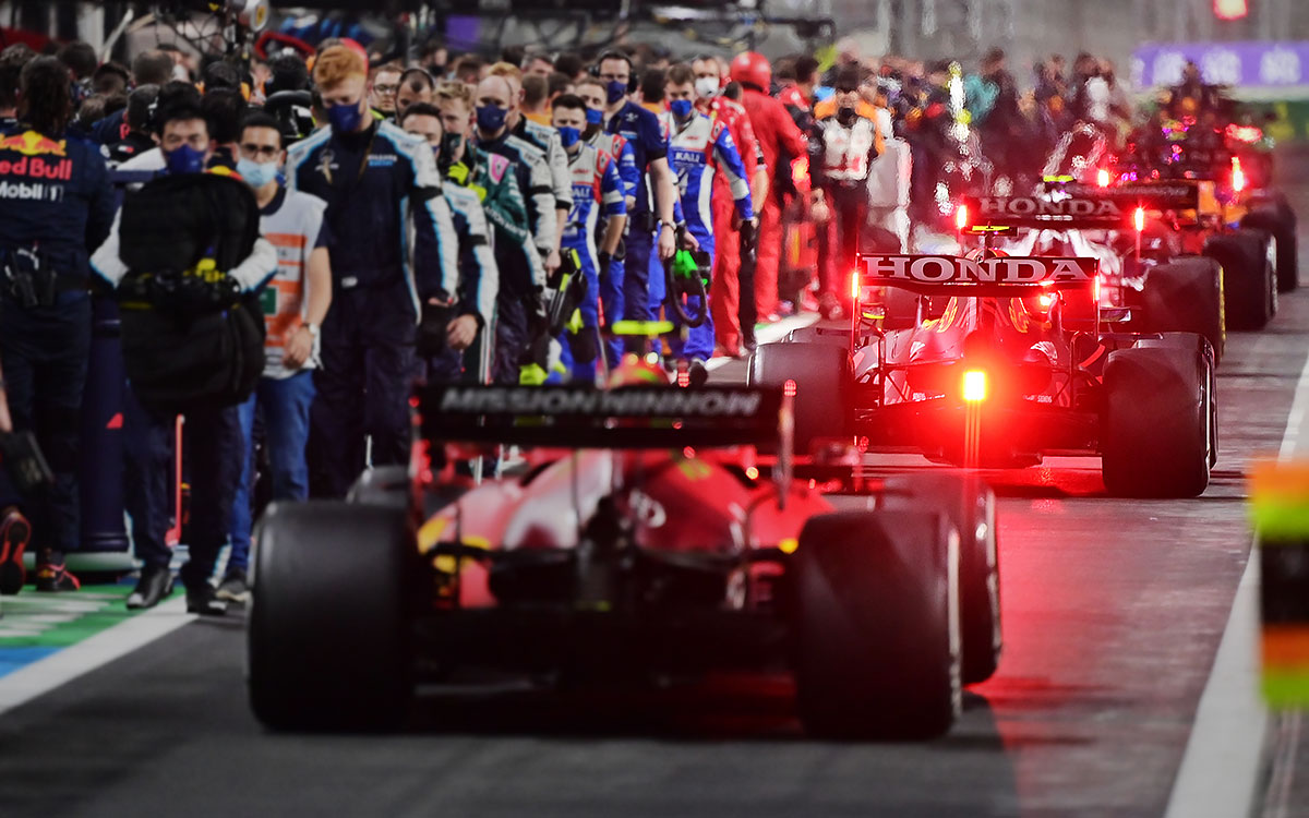 赤旗中断中のピットレーンに並ぶレッドブル・ホンダとアルファタウリのマシン、2021年12月5日F1サウジアラビアGP決勝レースにて