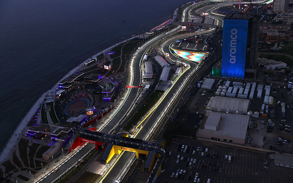 照明に照らされた夜のジェッダ市街地コース、2021年12月4日F1サウジアラビアGPフリー走行3にて