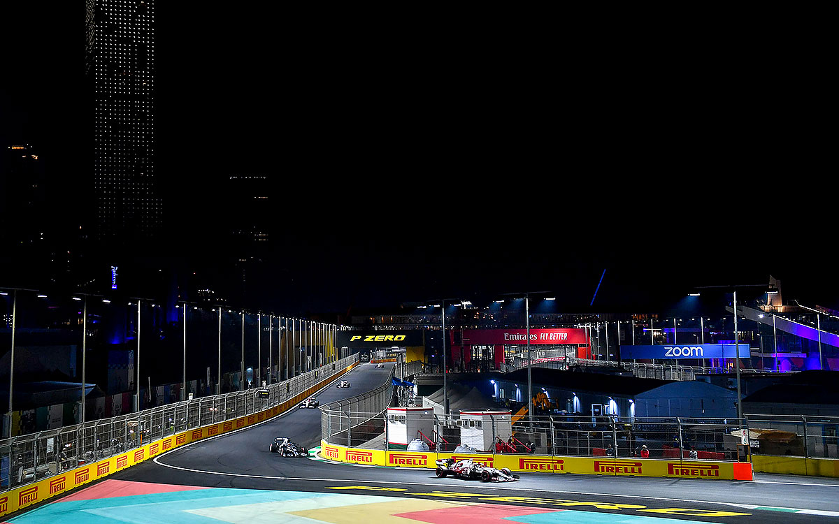 夜のジェッダ市街地コースを周回するF1マシン、2021年12月4日F1サウジアラビアGP予選にて