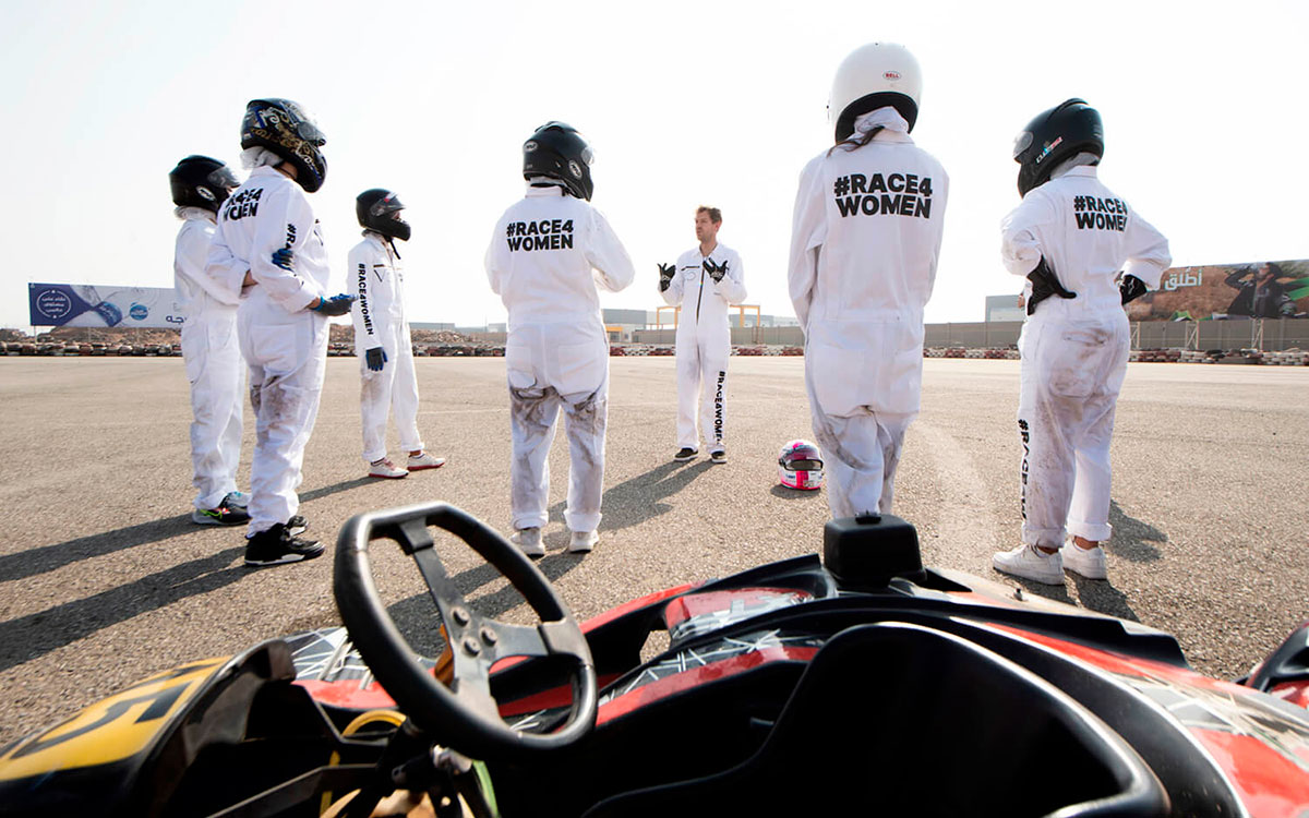 アストンマーチンF1のセバスチャン・ベッテルがF1サウジアラビアGPに合わせて主催した女性限定のカートイベントの様子 (1)