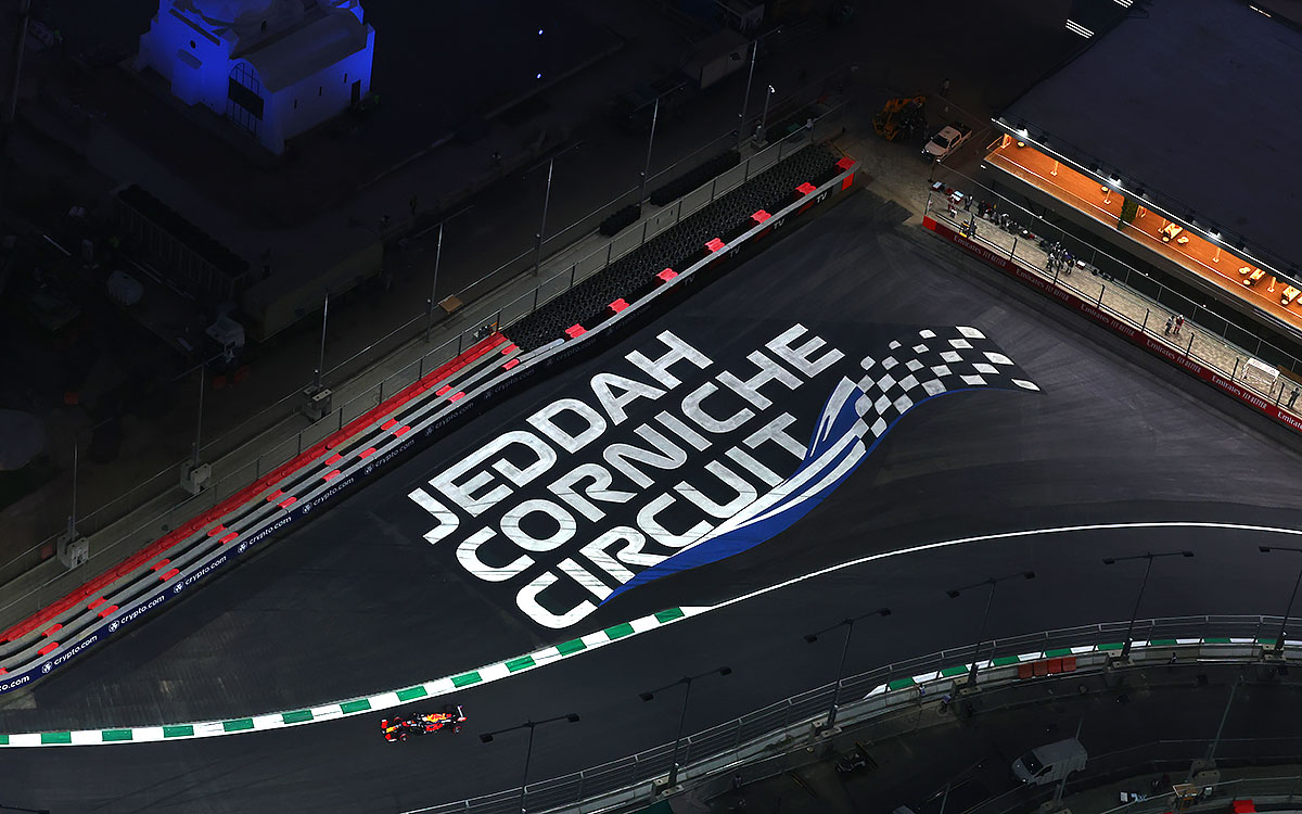 闇夜に包まれたジェッダ市街地コースを周回するレッドブル・ホンダのマックス・フェルスタッペン、2021年12月4日F1サウジアラビアGP予選にて