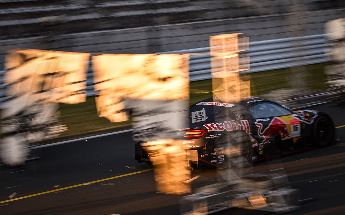 笹原右京（TEAM Red Bull MUGEN）駆るHonda NSX-GTが24枚の壁を突き破る「Red Bull Race Day」テレビCMの撮影風景、2021年11月15日富士スピードウェイにて (1)