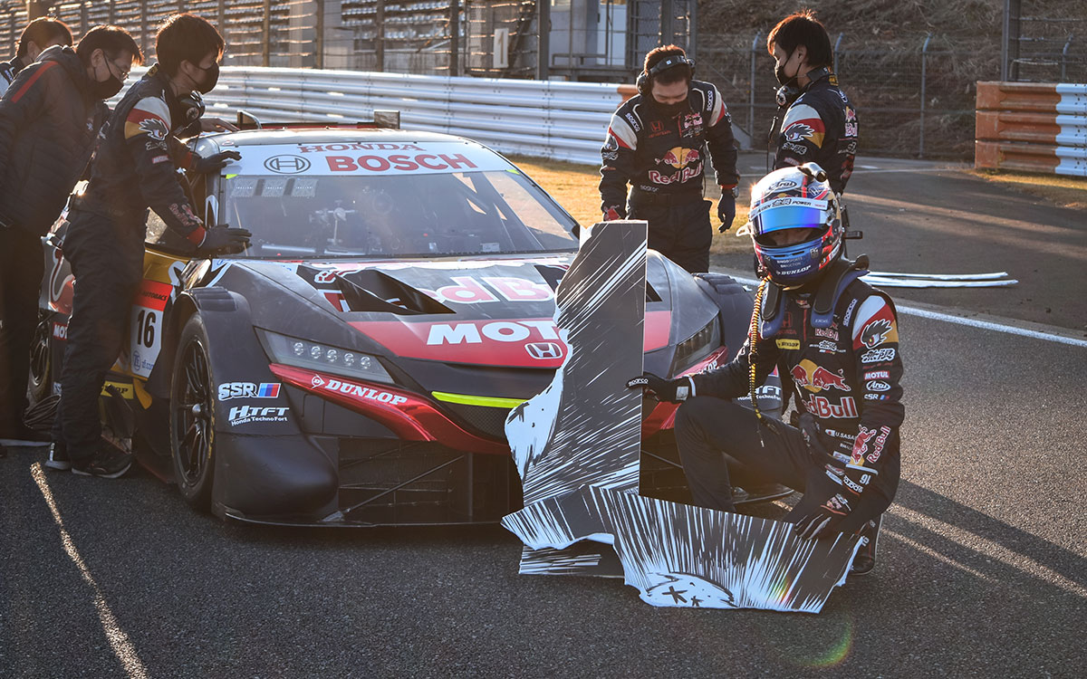 笹原右京（TEAM Red Bull MUGEN）駆るHonda NSX-GTが24枚の壁を突き破る「Red Bull Race Day」テレビCMの撮影風景、2021年11月15日富士スピードウェイにて (11)