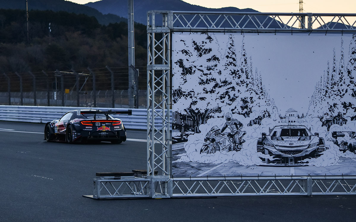 笹原右京（TEAM Red Bull MUGEN）駆るHonda NSX-GTが24枚の壁を突き破る「Red Bull Race Day」テレビCMの撮影風景、2021年11月15日富士スピードウェイにて (4)