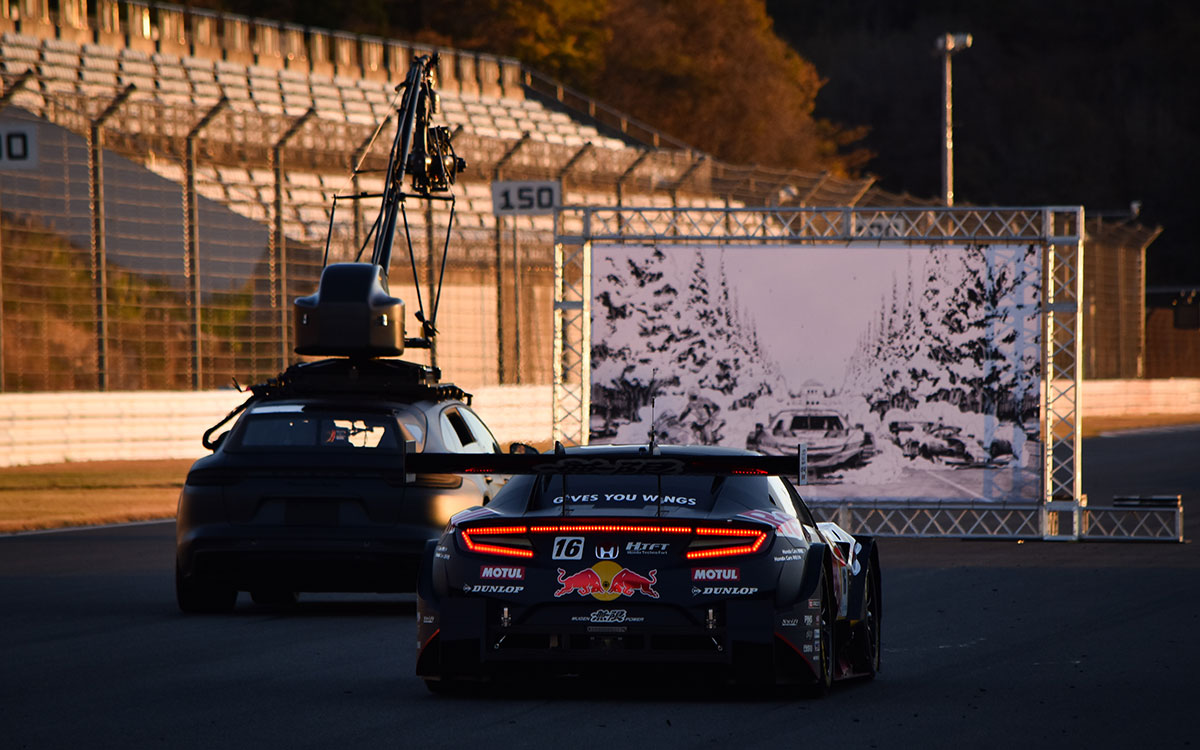 笹原右京（TEAM Red Bull MUGEN）駆るHonda NSX-GTが24枚の壁を突き破る「Red Bull Race Day」テレビCMの撮影風景、2021年11月15日富士スピードウェイにて (5)
