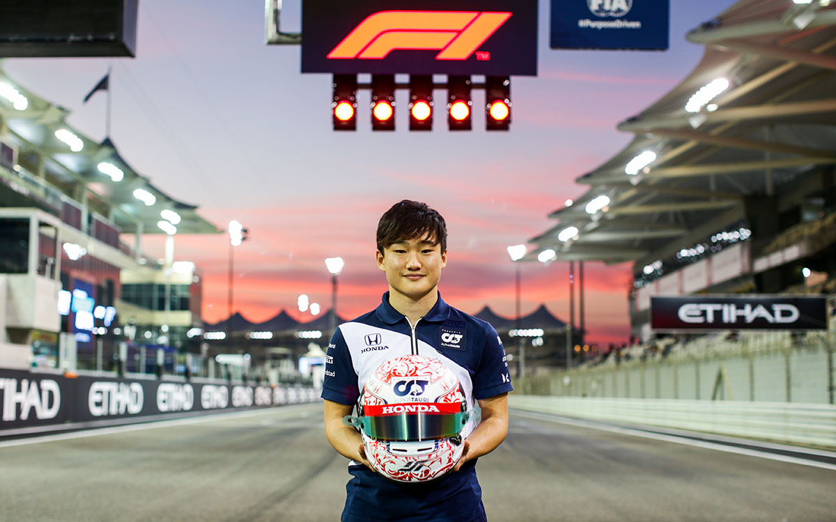 ホンダF1ラストレースアルファタウリ・ホンダの角田裕毅が持ち込んだ感謝を込めたスペシャルヘルメット、2021年12月9日F1アブダビGPの舞台、ヤス・マリーナ・サーキットにて (1)