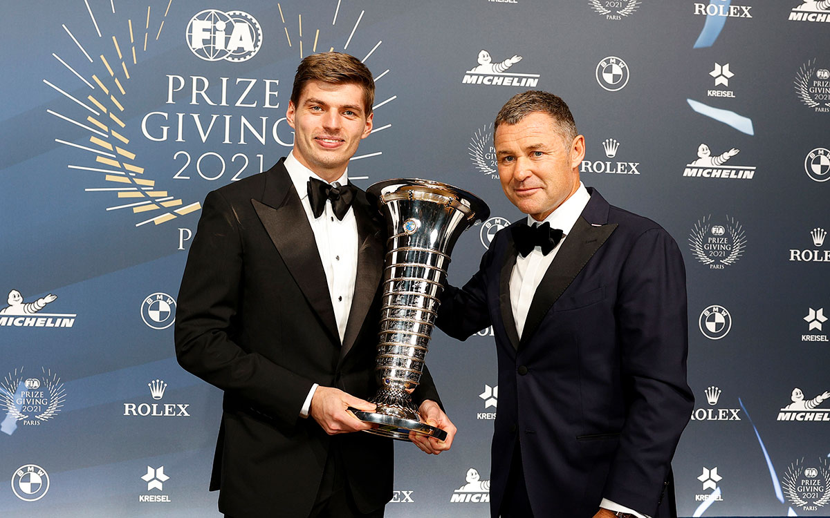 2021年12月16日、フランス・パリで開催されたFIA表彰式でル・マンを9回制覇したトム・クリステンセンからF1ワールド・ドライバーズチャンピオン・トロフィーを受け取るレッドブル・ホンダのマックス・フェルスタッペン