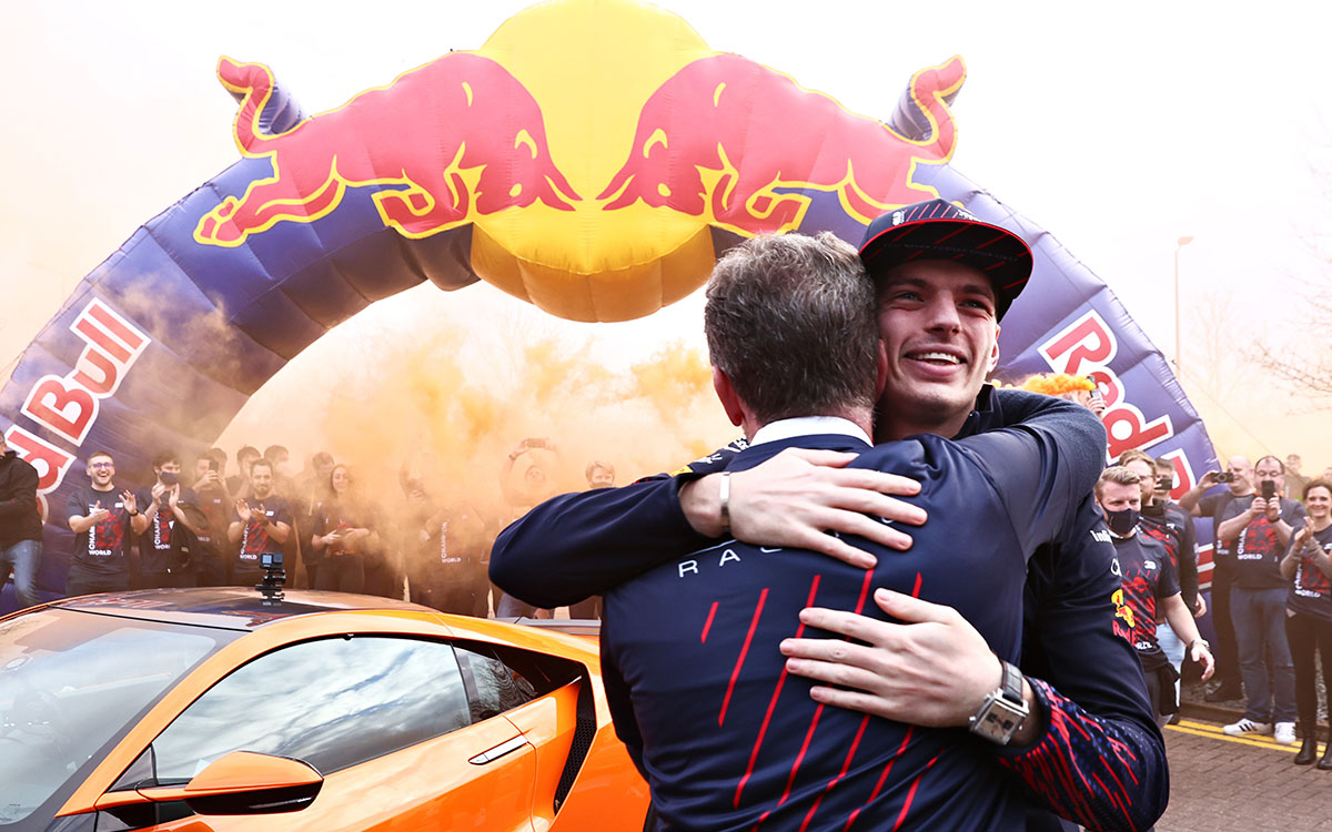 F1ワールドチャンピオン獲得を抱き合って喜ぶレッドブル・ホンダのマックス・フェルスタッペンとクリスチャン・ホーナー代表、イギリス・ミルトンキーンズのファクトリーで行われた凱旋祝賀会にて、2021年12月15日