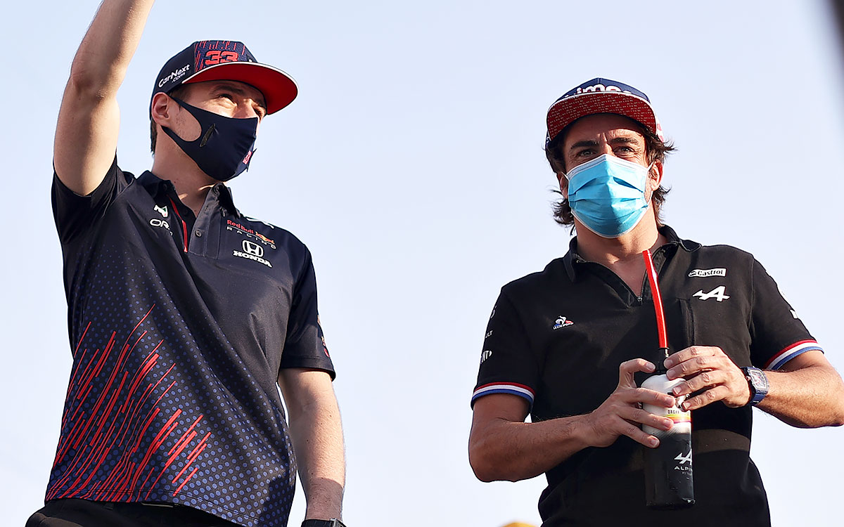 レッドブル・ホンダのマックス・フェルスタッペンと並んで歩くアルピーヌのフェルナンド・アロンソ、2021年11月21日F1カタールGPにて