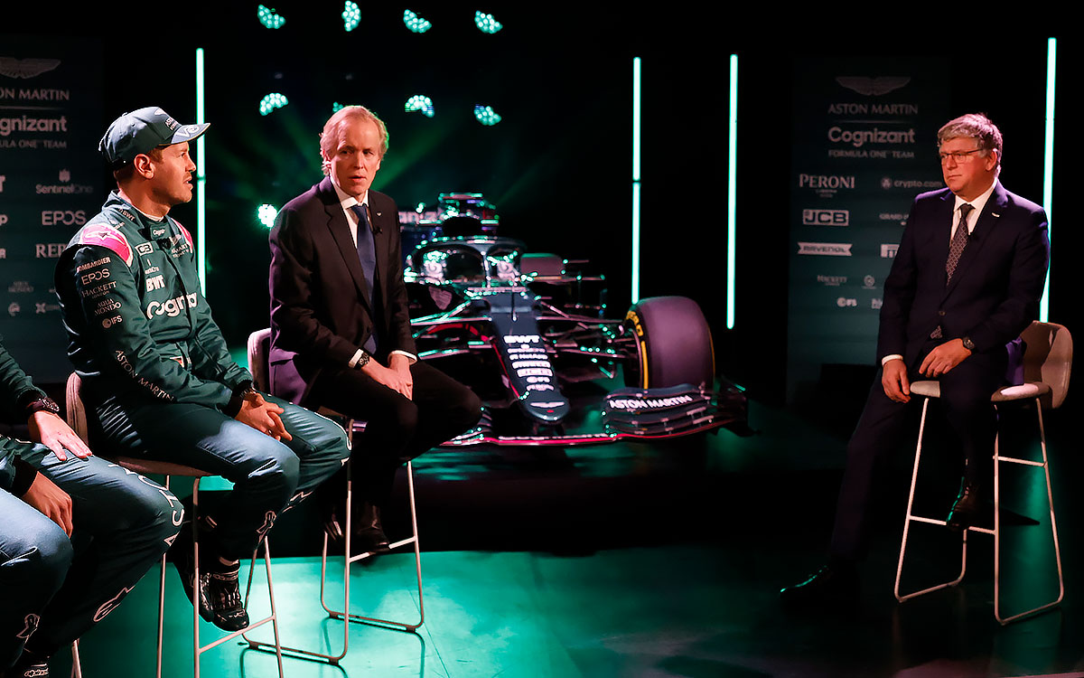 セバスチャン・ベッテル、アンドリュー・グリーン、オトマー・サフナウアー、アストンマーチンF1の2021年型AMR21新車発表会にて、2021年3月3日