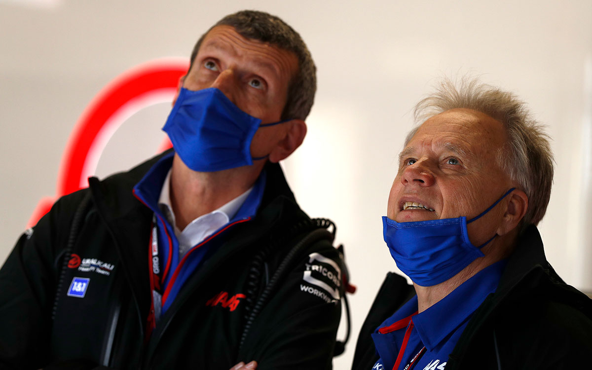 ハースF1チームのギュンター・シュタイナー代表とジーン・ハース、2022年2月24日F1バルセロナテストにて