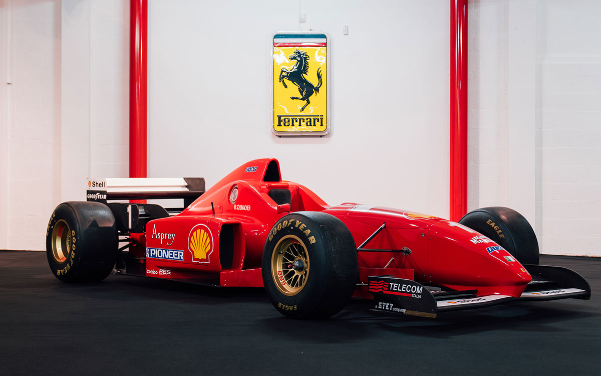 ミハエル・シューマッハとエディ・アーバインがドライブした1996年のフェラーリF1「F310」のショーカー (1)