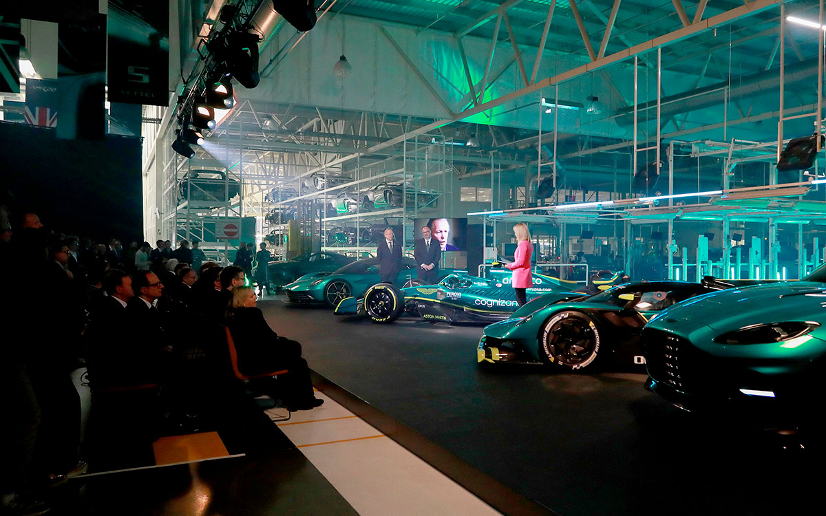 英国ゲイドンのアストンマーチン本社で開催された2022年2月10日の新車発表イベント風景 (2)