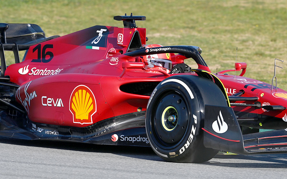 フェラーリF1-75を駆りカタロニア・サーキットを周回するシャルル・ルクレール、2022年2月23日F1バルセロナテスト