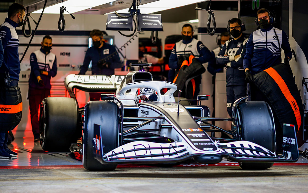 アルファタウリAT03に乗り込みガレージからコースに向かうピエール・ガスリー、2022年2月25日F1バルセロナテストにて