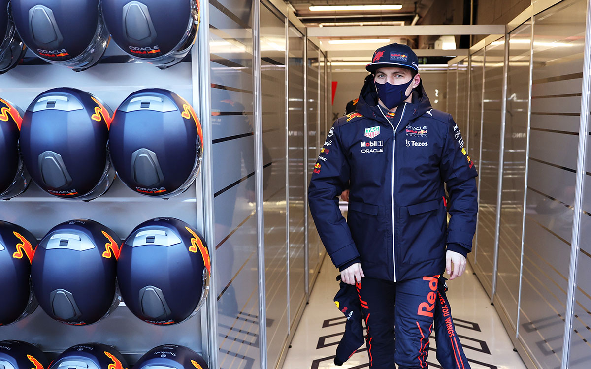 カタロニア・サーキットのガレージ内を歩くレッドブル・レーシングのマックス・フェルスタッペン、2022年2月23日F1バルセロナテストにて