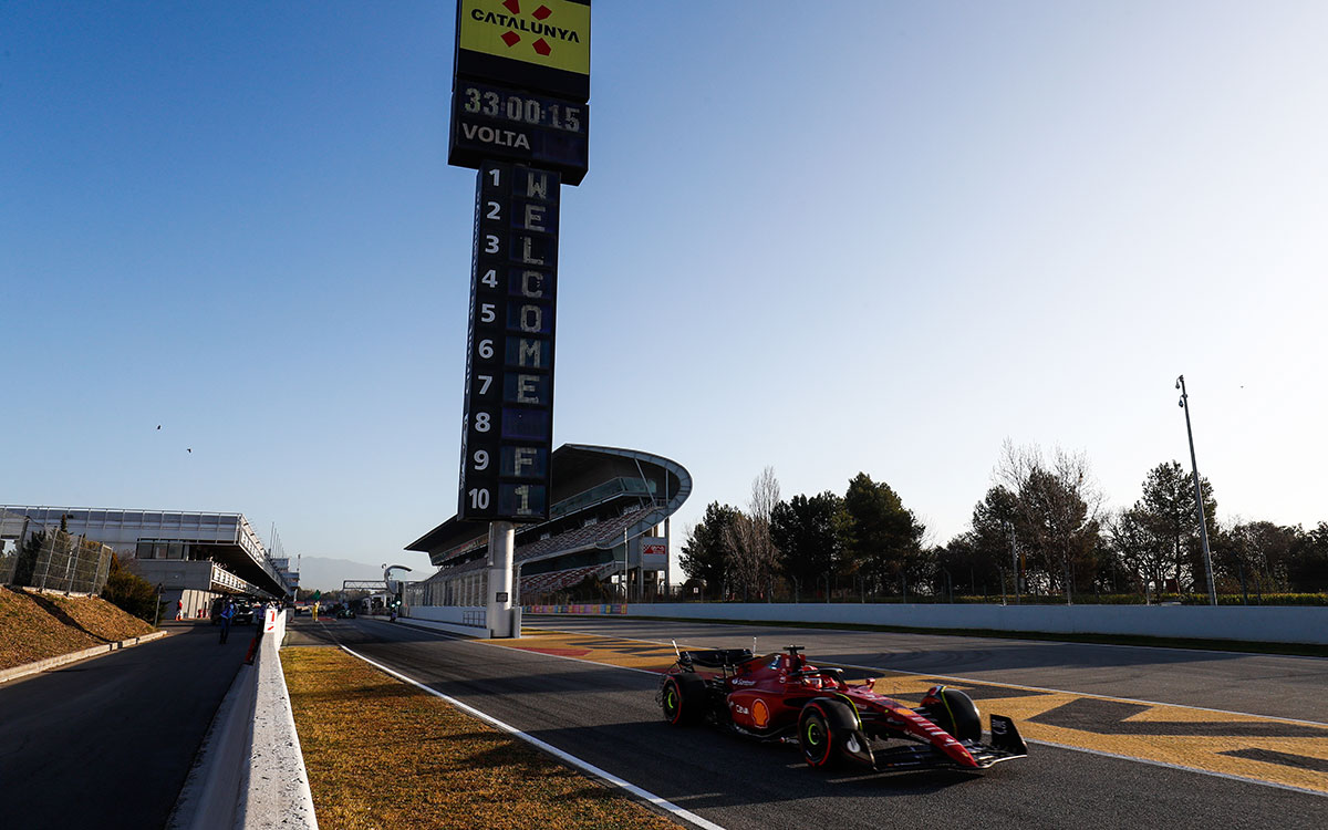 ピットからコースへと向かうフェラーリF1-75駆るシャルル・ルクレール、2022年2月23日にカタロニア・サーキットで行われたF1バルセロナテストにて