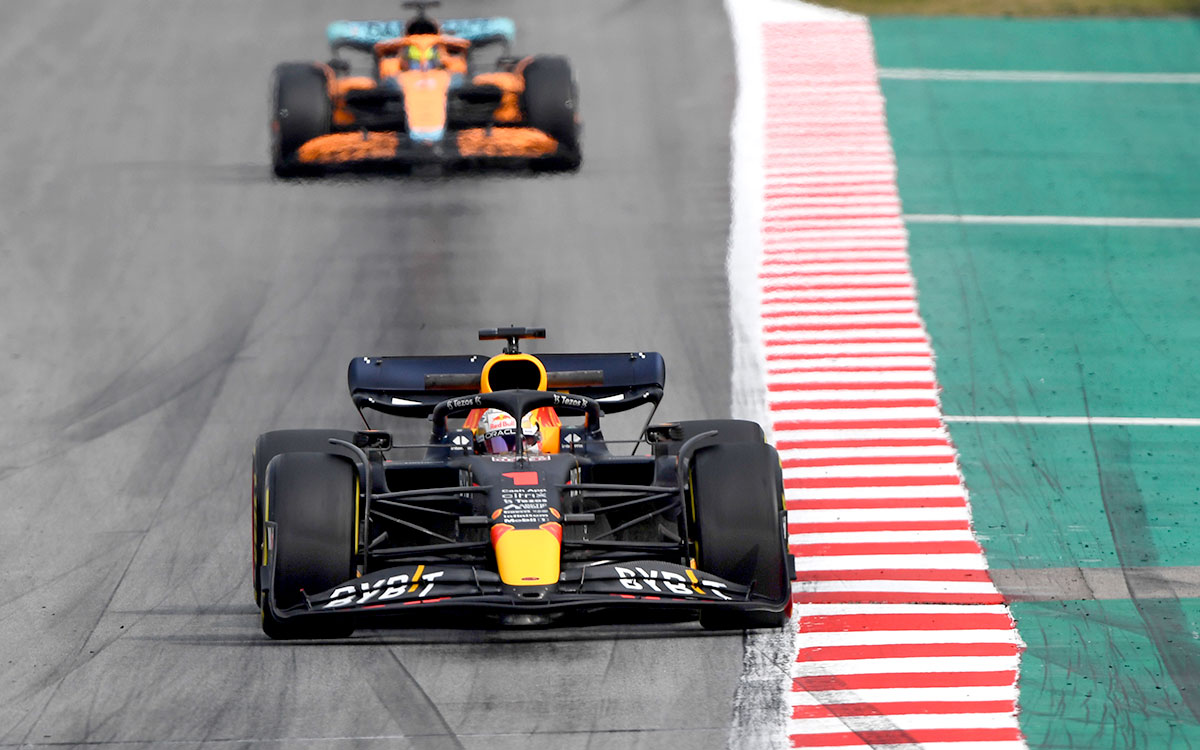 マクラーレンを背中にカタロニア・サーキットを周回するレッドブル・レーシングのマックス・フェルスタッペン、2022年2月25日F1バルセロナテスト